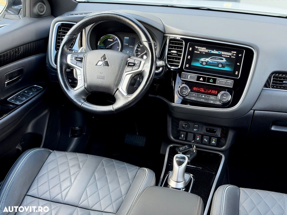 Mitsubishi Outlander ver-2-4-4wd-plug--in-hybrid-top - 18