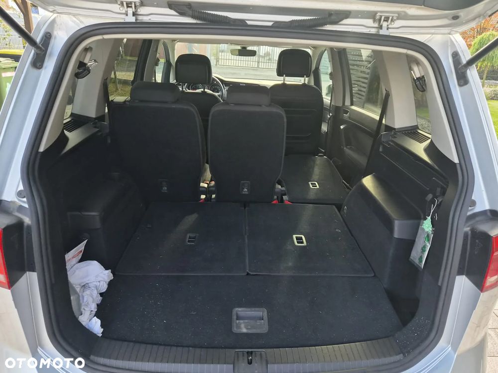 Volkswagen Touran - 12