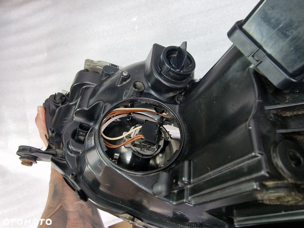 MERCEDES ML W164 LIFT 08-11 LAMPA KOMPLETNA LEWA BI-XENON SKRĘTNY  NR A1648205861 / OKULAR LEWY / BŁOTNIK LEWY SREBRNY KOD LAKIERU , KOLORU PRAWDOPODOBNIE 775 / ZAWIAS MASKI PRAWY NR A2518800428 , LEWY NR A2518800328 / DOLNA BELKA / STREFA ZGNIOTU LEWA , PRAWA / PODSZYBIE NR A1648800228 / ZBIORNICZEK SPRYSKIWACZY POD SPRYSKI NR A1648690520 , NR AUKCJI ML - 10