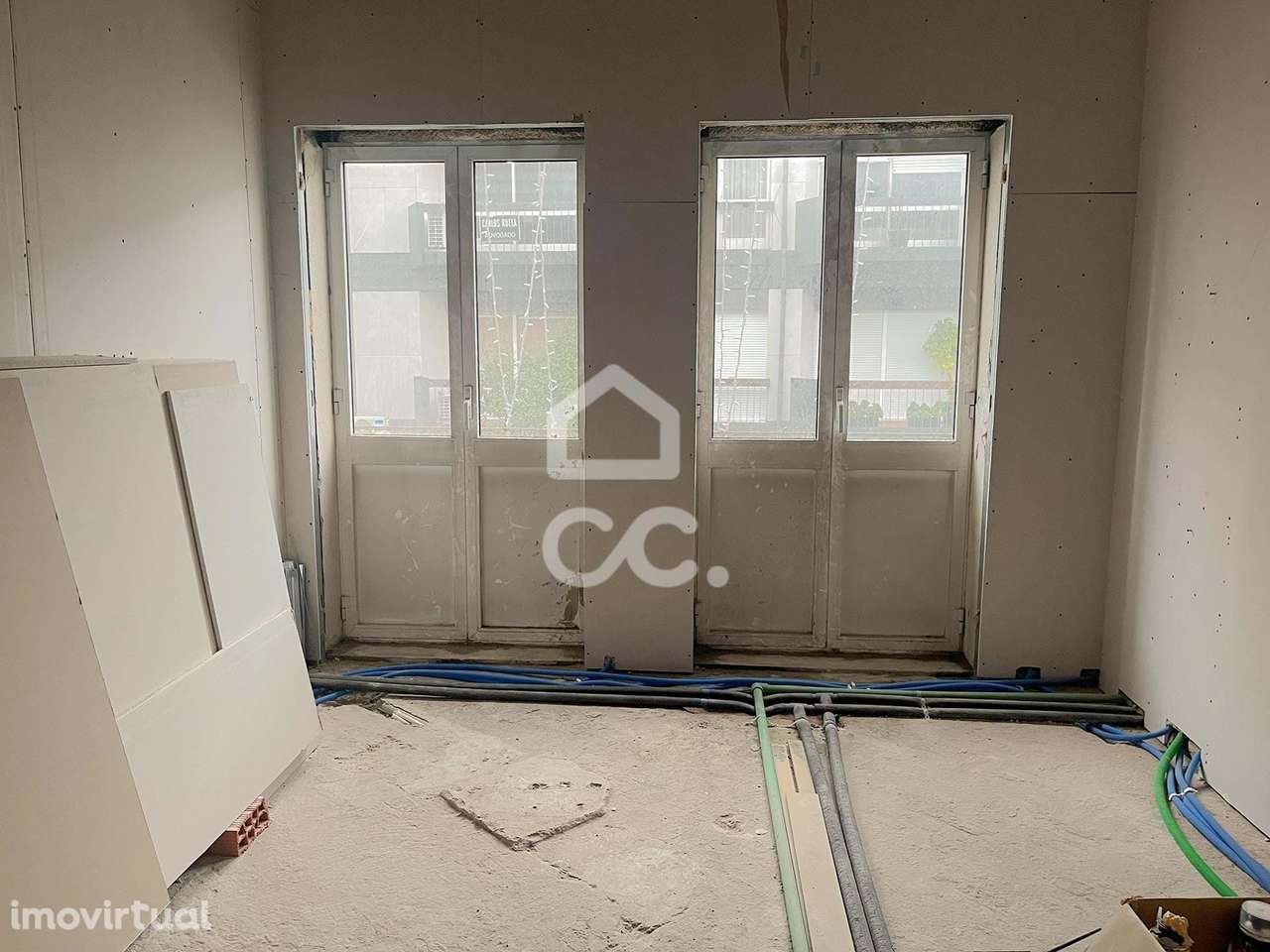 Prédio com Loja de 489 m² e 2 Apartamentos no Coração de Vila Nova de - Grande imagem: 5/37