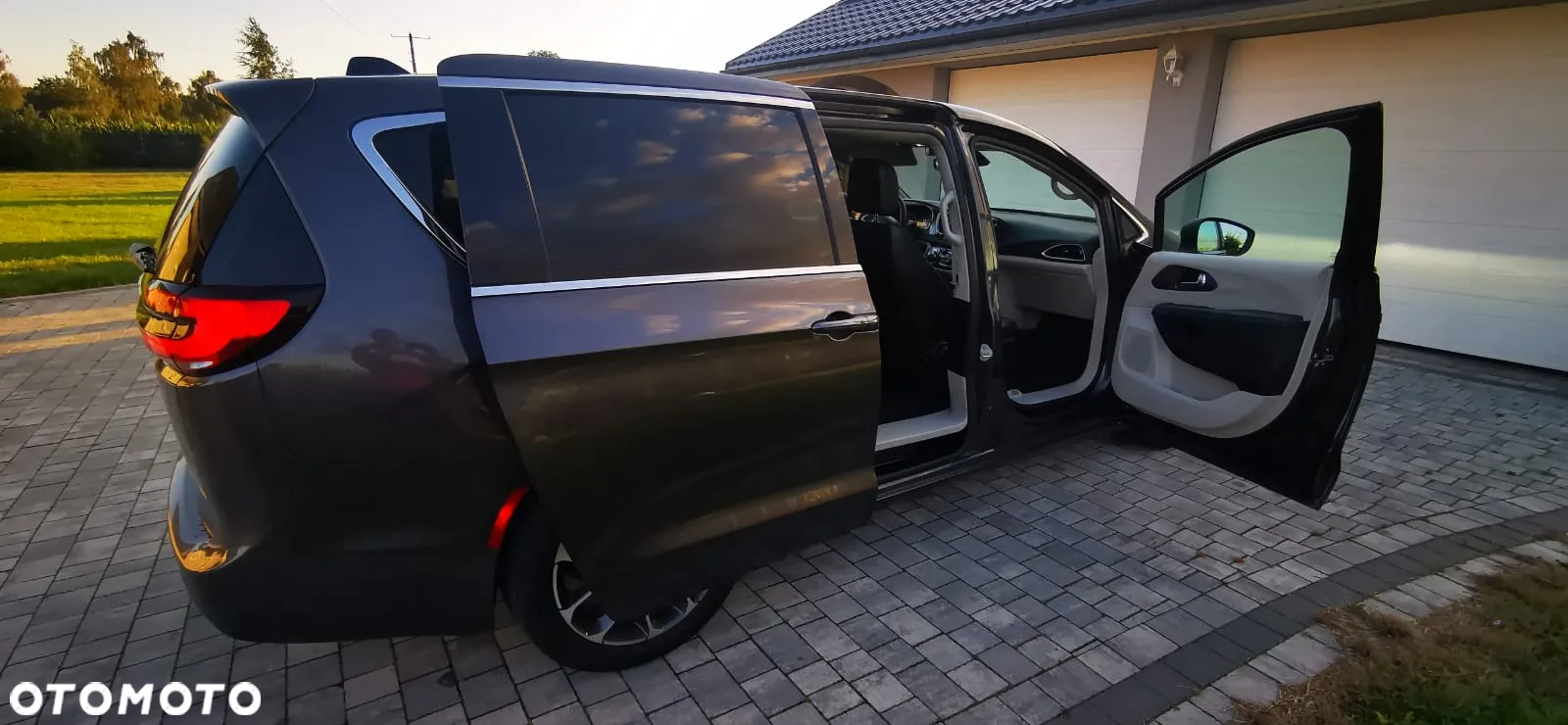 Chrysler Pacifica - 11