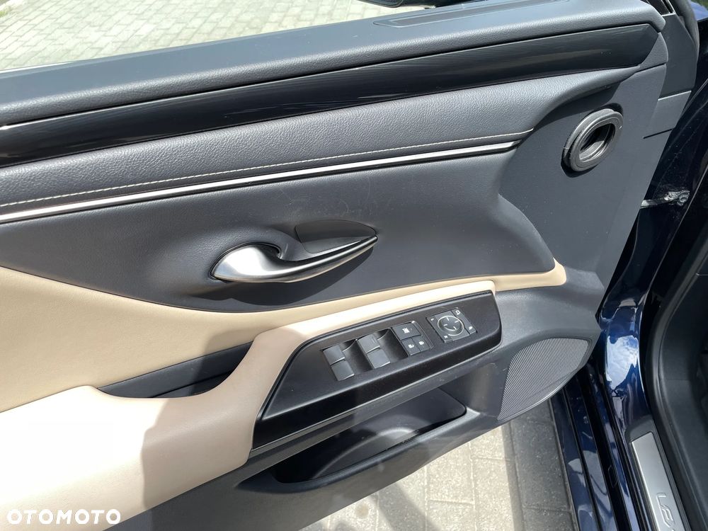 Lexus ES 300h Business Edition - 24