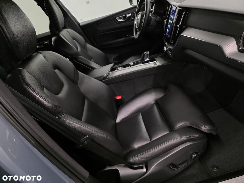 Volvo XC 60 B4 D AWD Plus Dark - 19