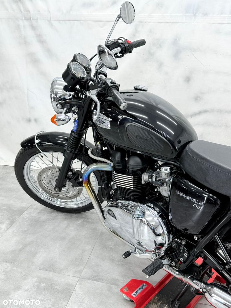 Triumph Bonneville - 6