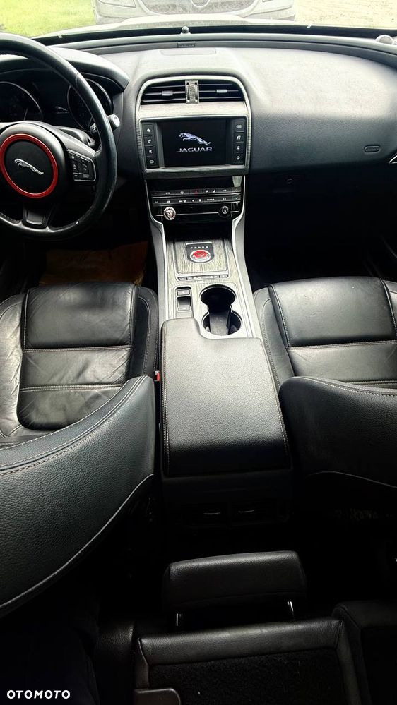 Jaguar XE 2.0 T Prestige - 6