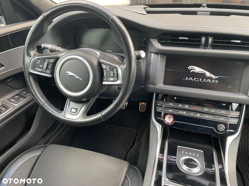 Jaguar XF 25t R-Sport - 11