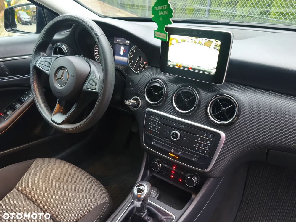 Mercedes-Benz GLA 180 Urban - 19