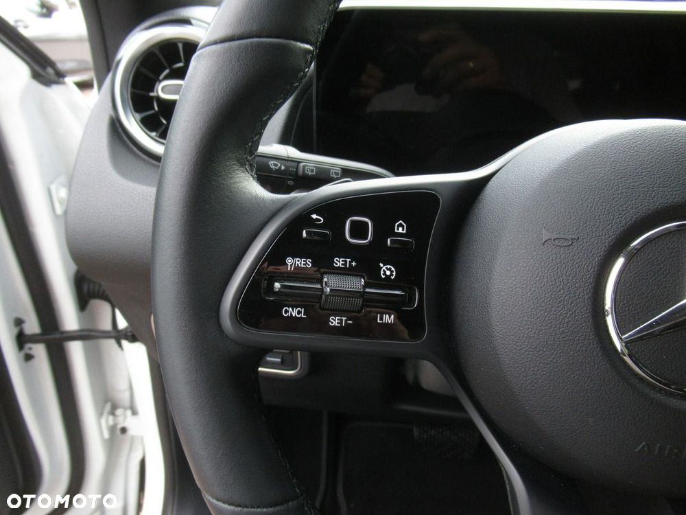 Mercedes-Benz GLB 200 7G-DCT - 11