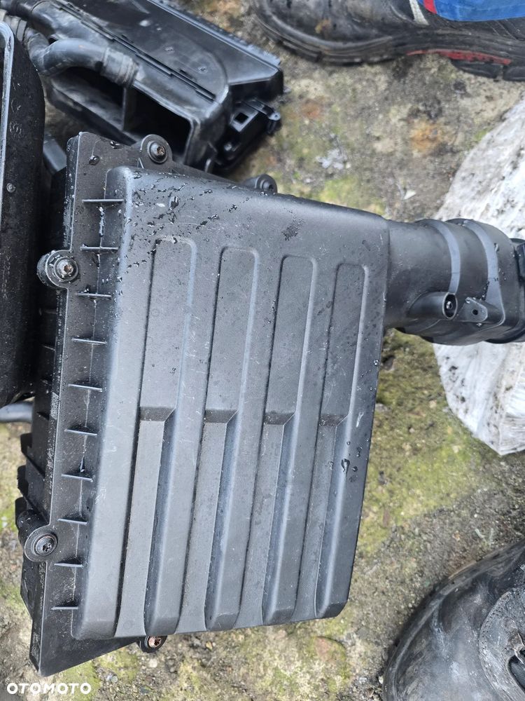 Obudowa filtra powietrza vw 1.6  2.0 tdi  5Q0 129 607 AA - 2