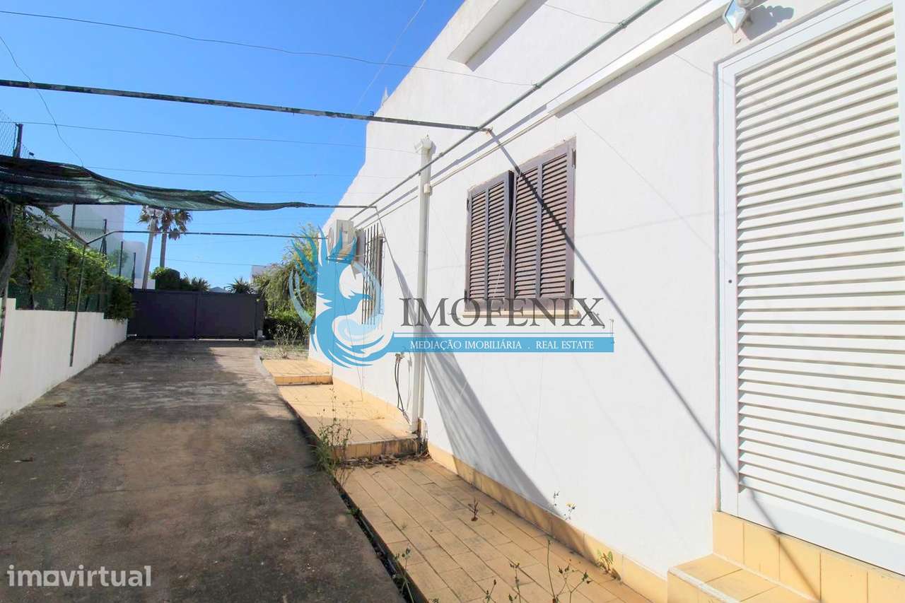 Moradia T2 Térrea com Projeto de Ampliação, Piscina e Excelente Locali - Grande imagem: 4/44
