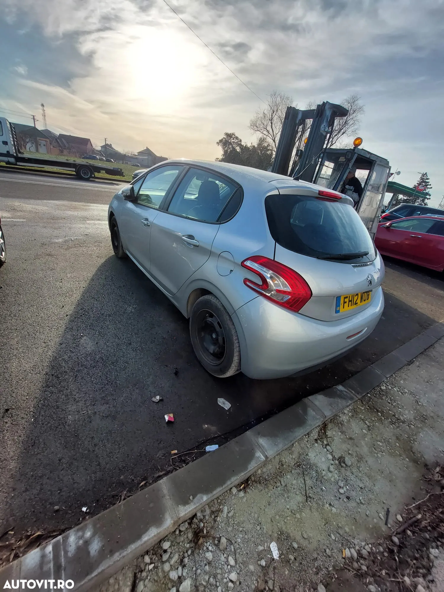 Dezmembrez Peugeot 208 1.0i - 2