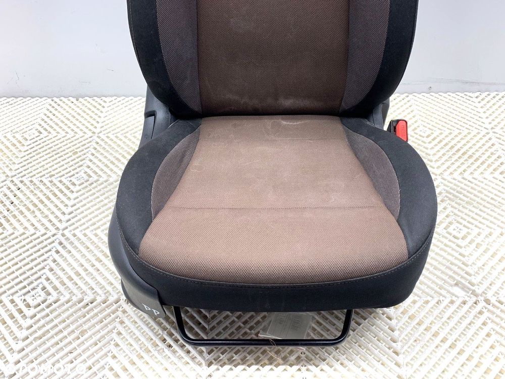 FOTEL PRAWY PRZÓD  HYUNDAI i20 II (GB, IB) 2014 - 2022 1.4 74 kW [100 KM] benzyna 2014 - 2022 - 3