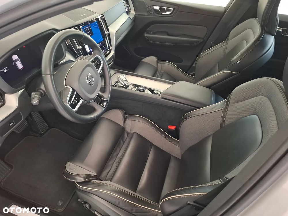 Volvo XC 60 B4 D AWD Plus Dark - 20