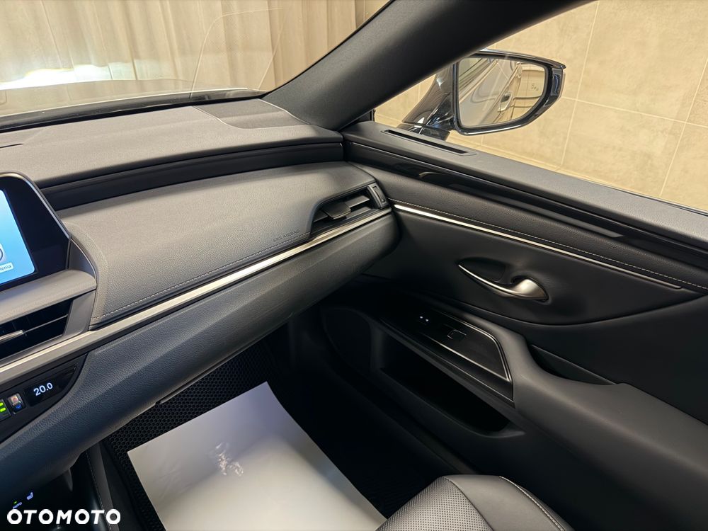 Lexus ES 300h Business Edition + - 26