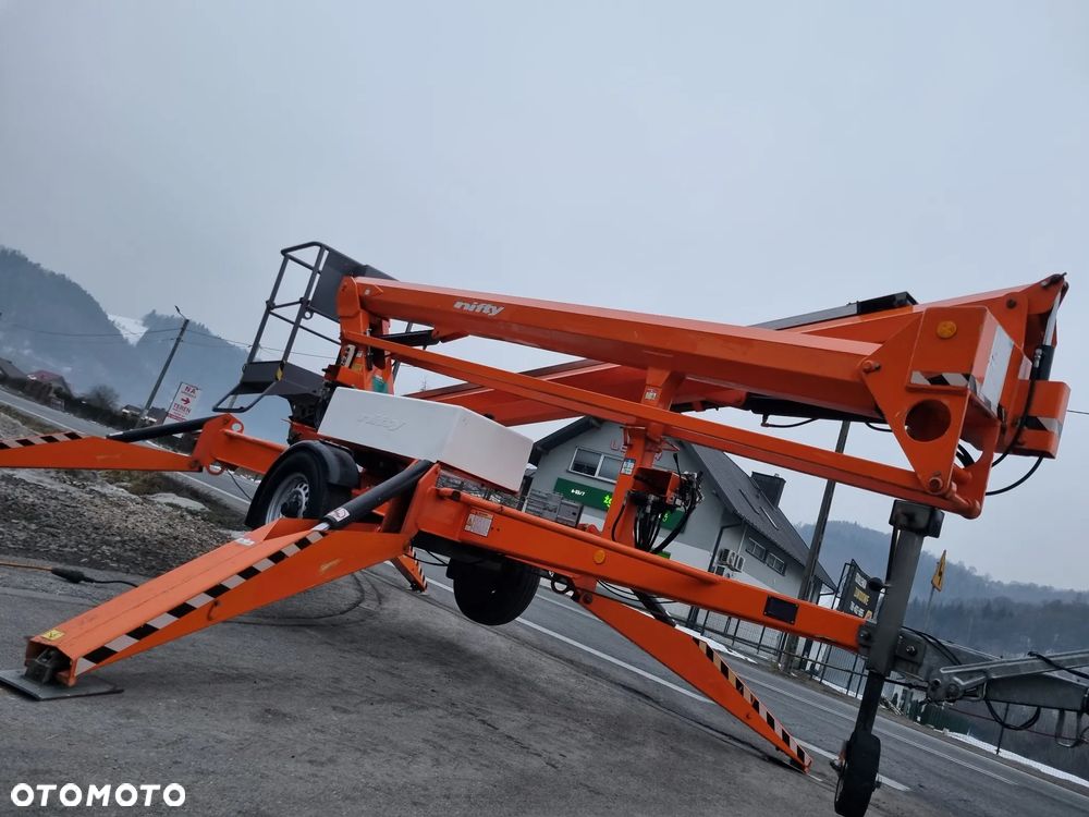 Nifty 170 HAC Zwyżka koszowa 17 metrów Podnośnik. jak Nowa z salonu 2016rok. PRĄD 230v. 4sekcje sterowania na dole Nowy model! Z komuny Norweskiej. Używana była 1 raz do roku. Serwisowana w DEKRA do końca  OKAZJA. Zwyżka Obrotowa. Poziomowanie kosza. Pełna Hydraulika. - 2