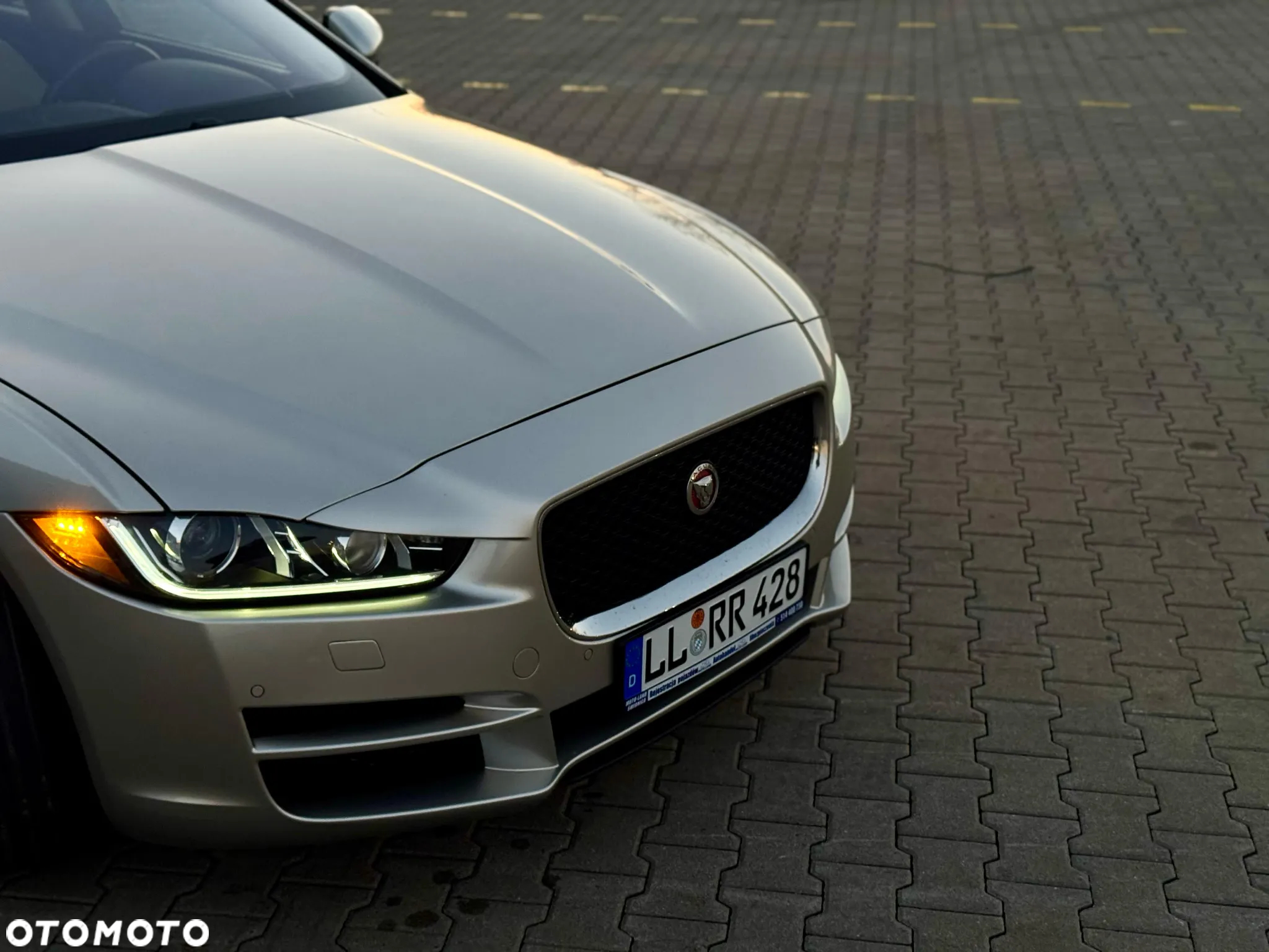 Jaguar XE 2.0 P250 HSE - 12