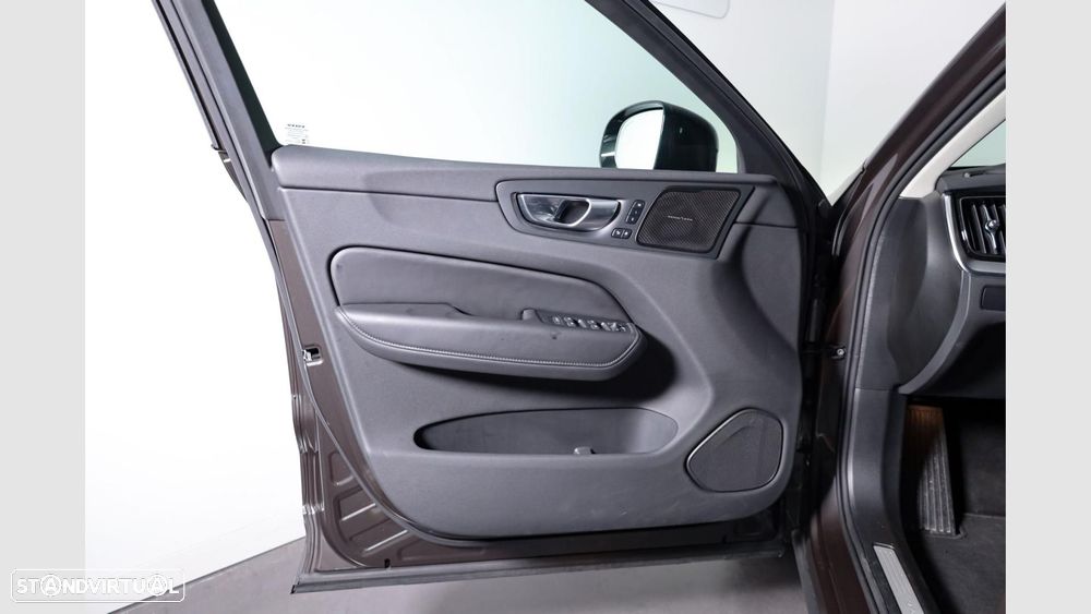 Volvo XC 60 2.0 T6 PHEV Plus Dark — fotografia 7