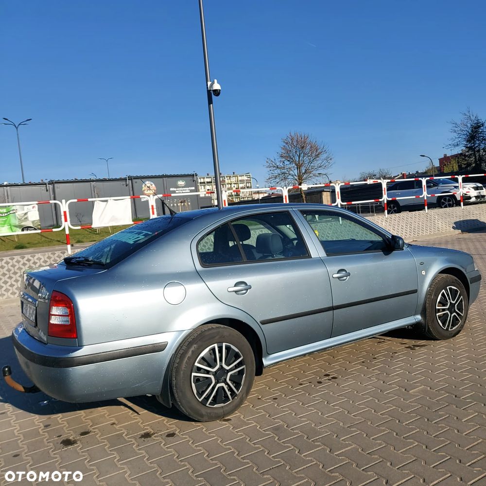Skoda Octavia 1.6 Ambiente - 22