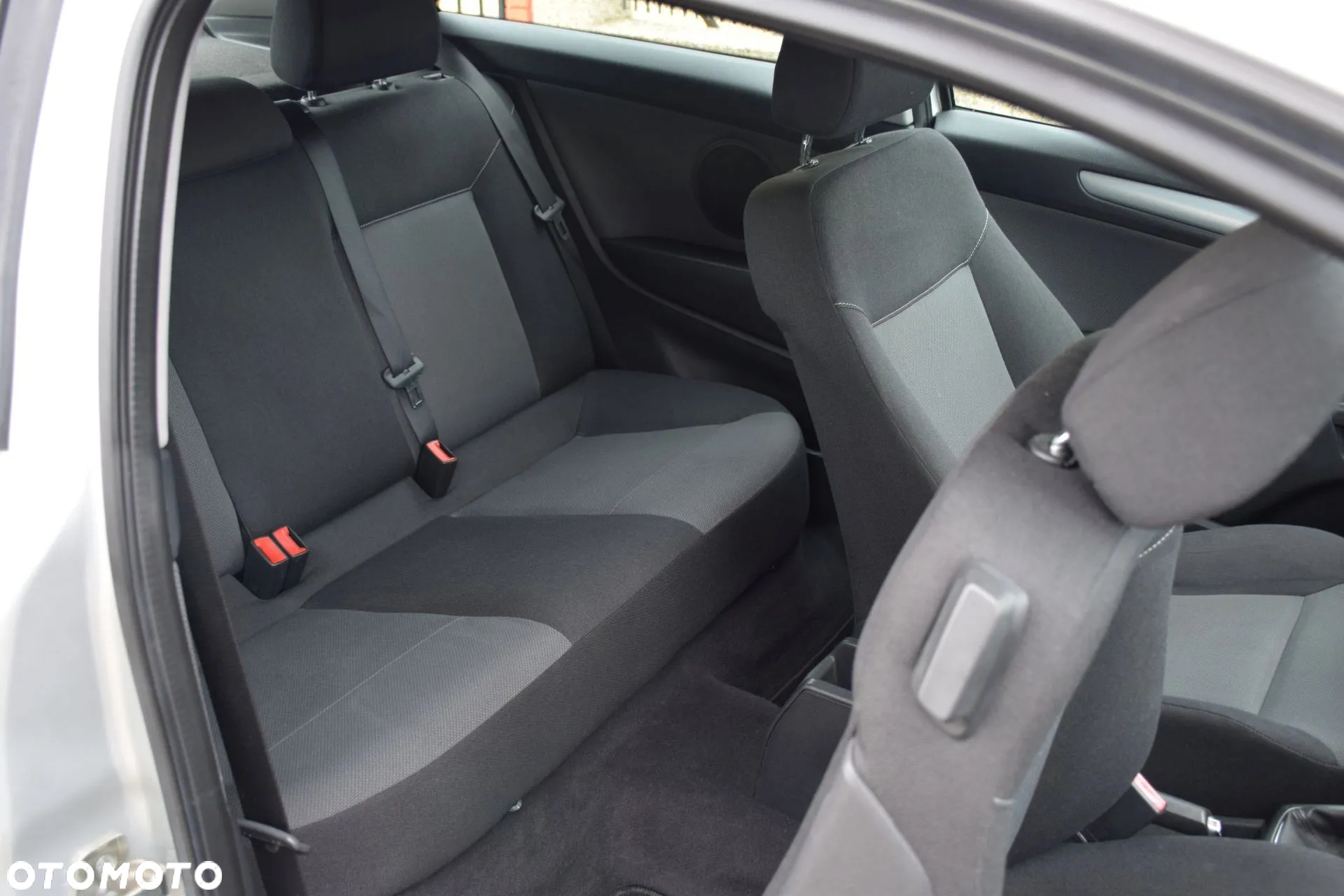 Opel Astra III GTC 1.6 Cosmo - 12
