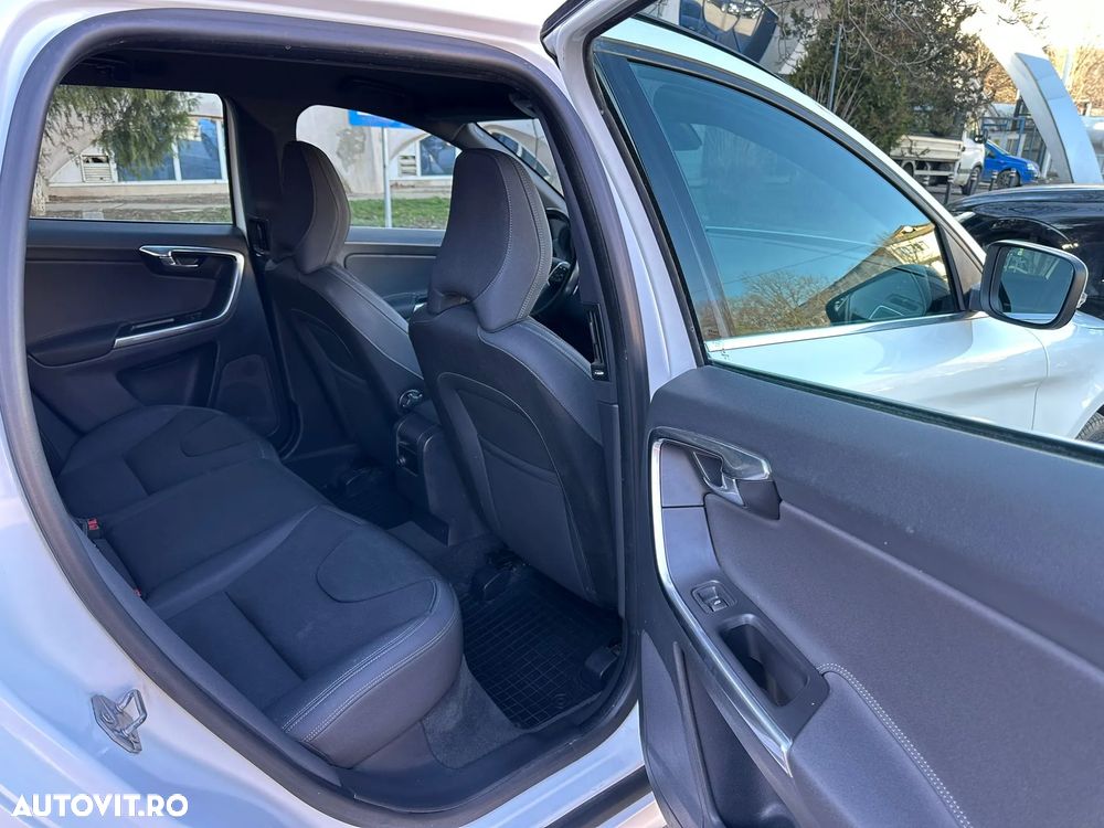 Volvo XC 60 D4 AWD Geartronic Momentum - 12