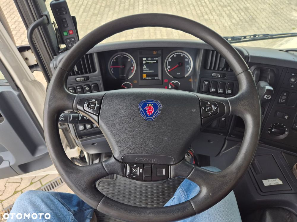 Scania P230 4X2 / KONTENER / OTWIERANY BOK / IDEALNY DO MASZYN I WIERTNIC / WINDA 1500KG / AUTOMAT / BEZWYPADKOWY / 1WŁ. / SERWISOWANY / EURO 5 / DUŻA ŁADOWNOŚĆ / MODEL 14 - 24