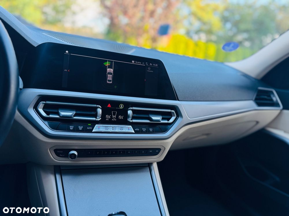 BMW Seria 3 318i Luxury Line - 26