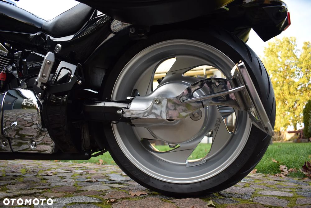 Suzuki Intruder - 16