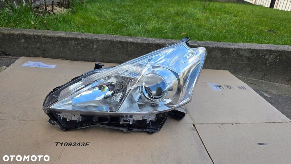 Toyota Prius Plus  12-16 Lampa Przód Przednia Lewa Oryginał - 1