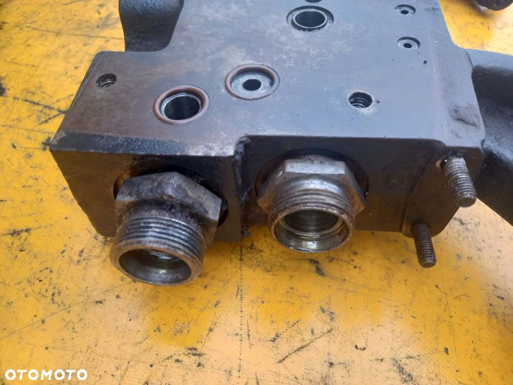 Podpora sekcji hydraulicznych Deutz Fahr Agrotron 180.7 - 3