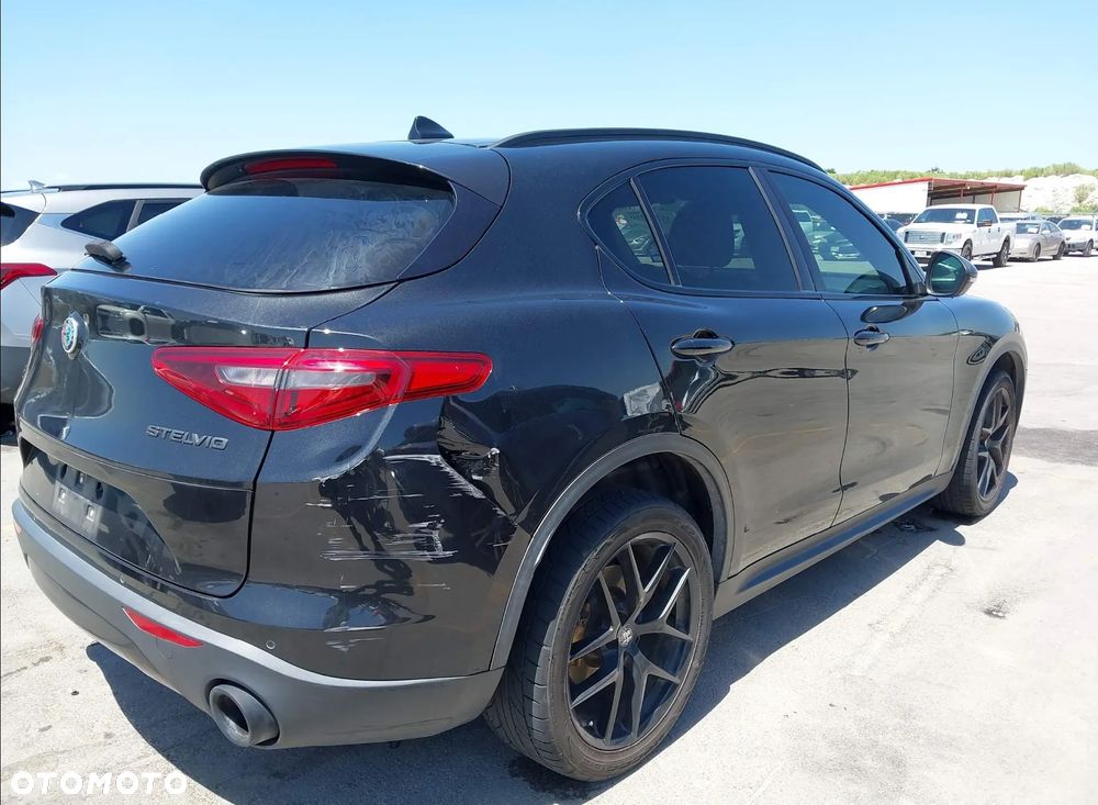 Alfa Romeo Stelvio - 8