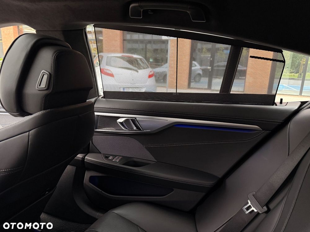 BMW Seria 8 - 7