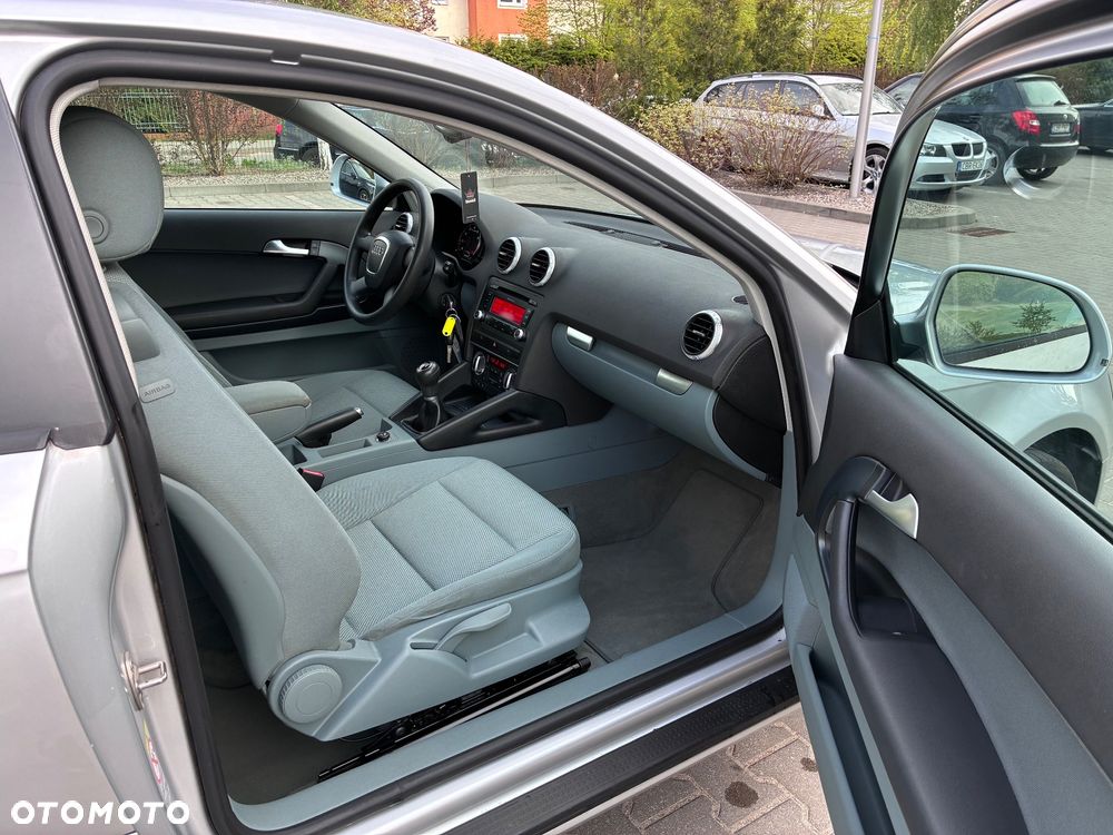 Audi A3 3-drzwiowe 1.6 Attraction - 10