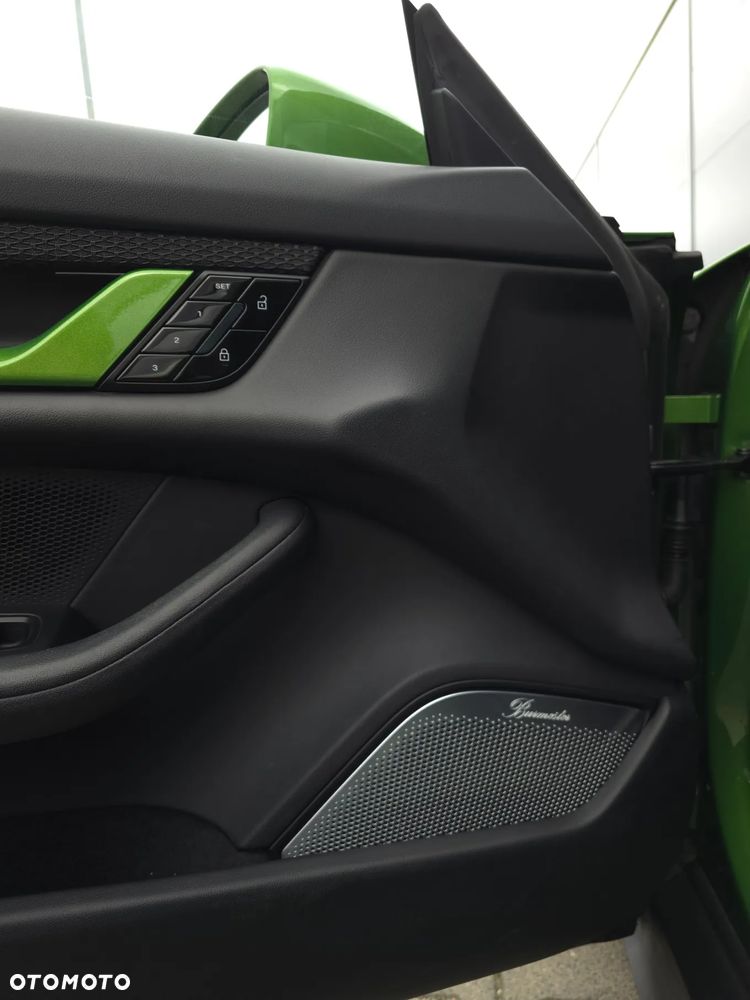 Porsche Taycan Turbo - 13