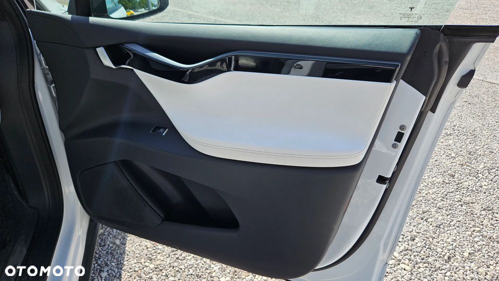 Tesla Model X - 23