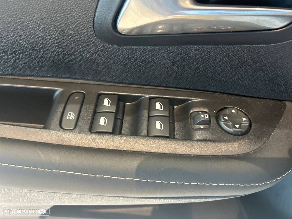 Peugeot 208 1.2 Hybrid Allure e-DCS6 - 23