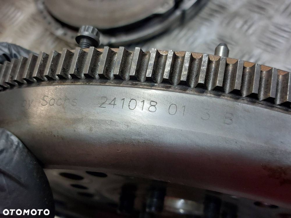KOŁO DWUMASOWE + TARCZA + DOCISK + ŁOŻYSKO VOLKSWAGEN GOLF V 1.9 TDI - 7