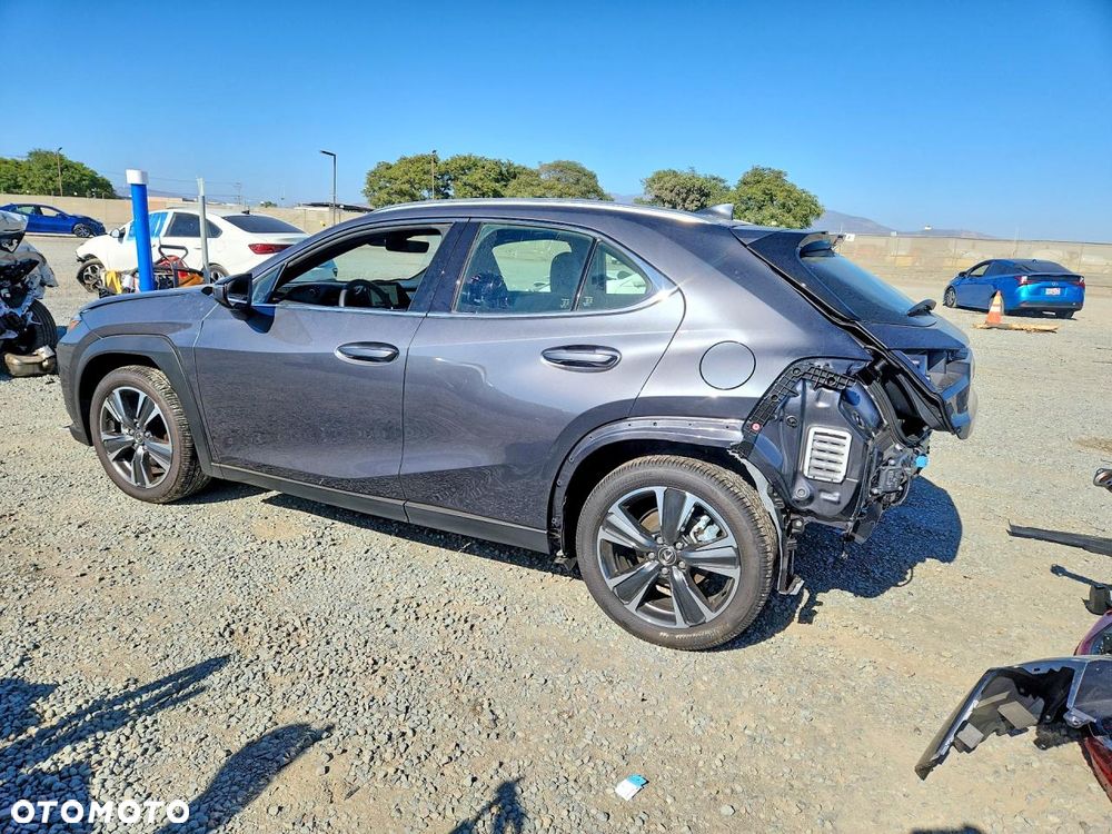 Lexus UX 300h - 3