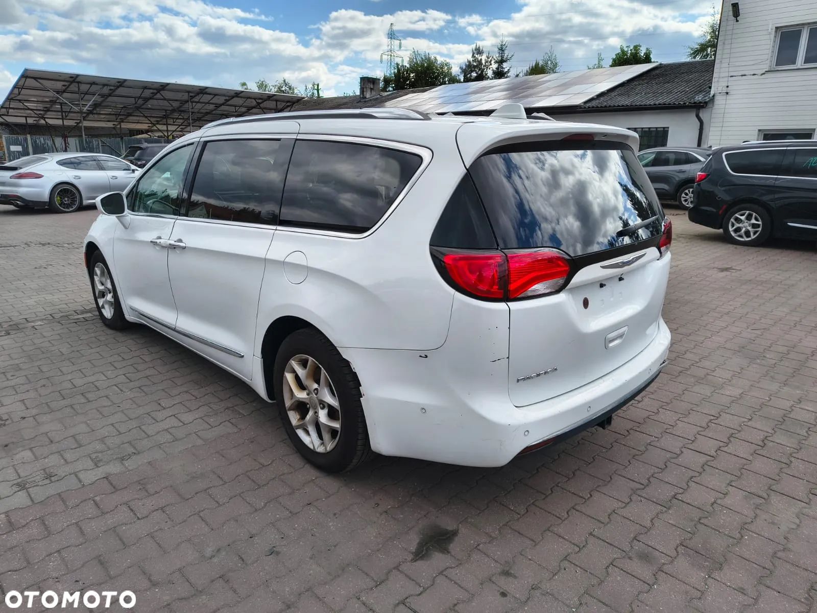 Chrysler Pacifica - 1