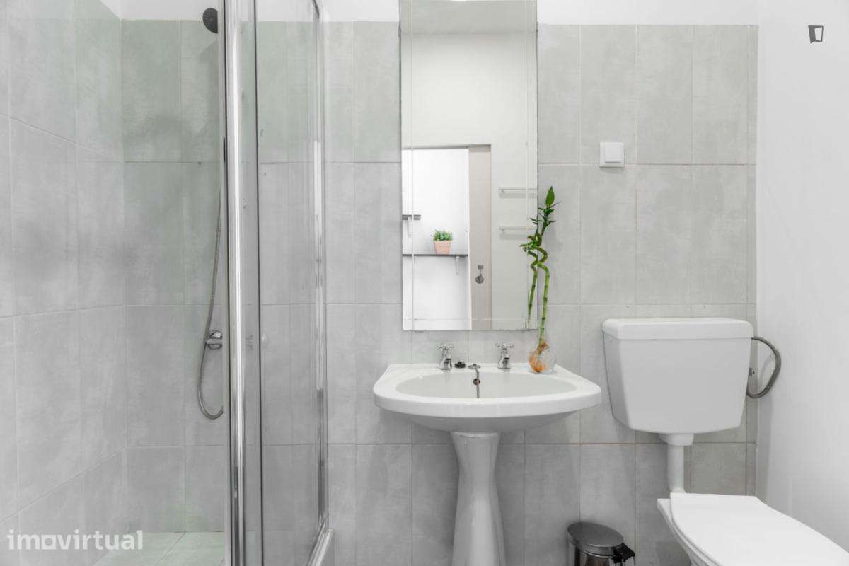 Quarto - localizado em Anjos Lisbon - Grande imagem: 2/13