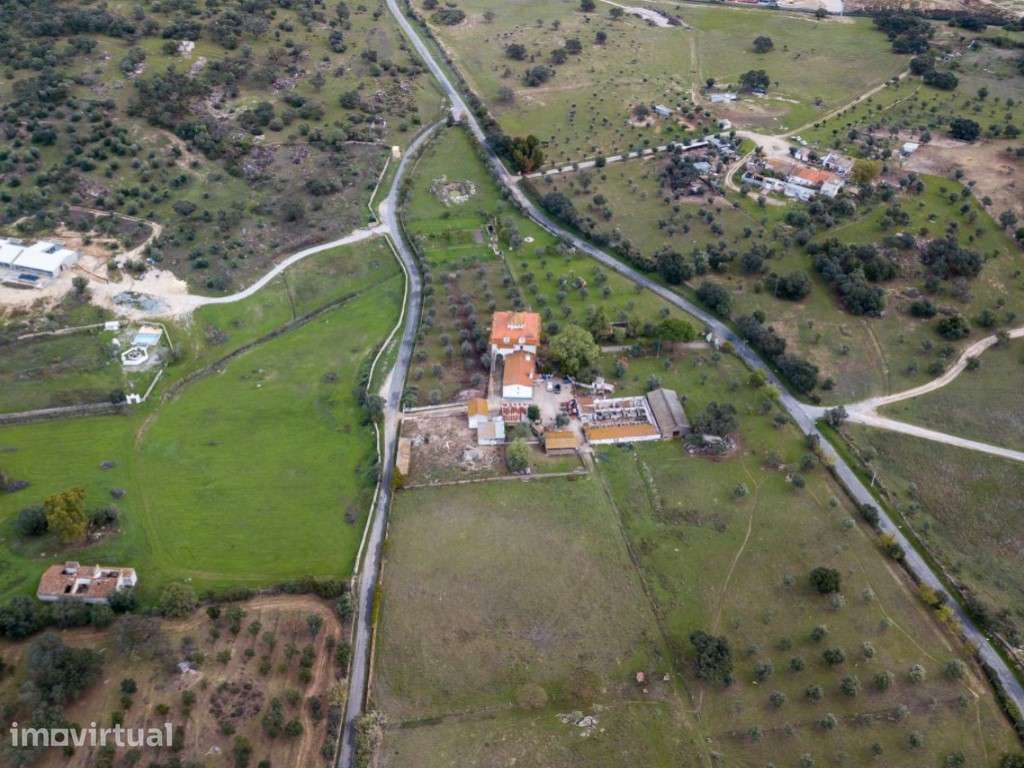 Quinta com 5,6 ha localizada à entrada da cidade de Évora - Grande imagem: 4/27