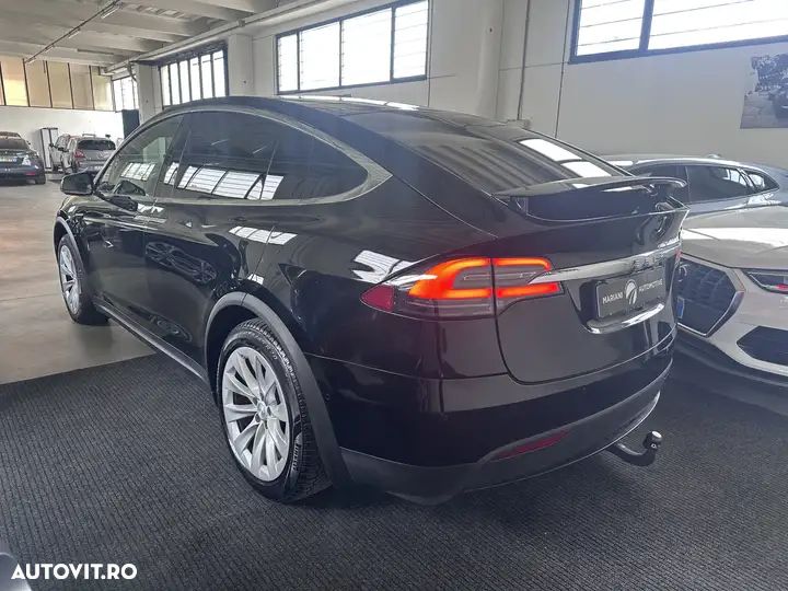 Tesla Model X - 4