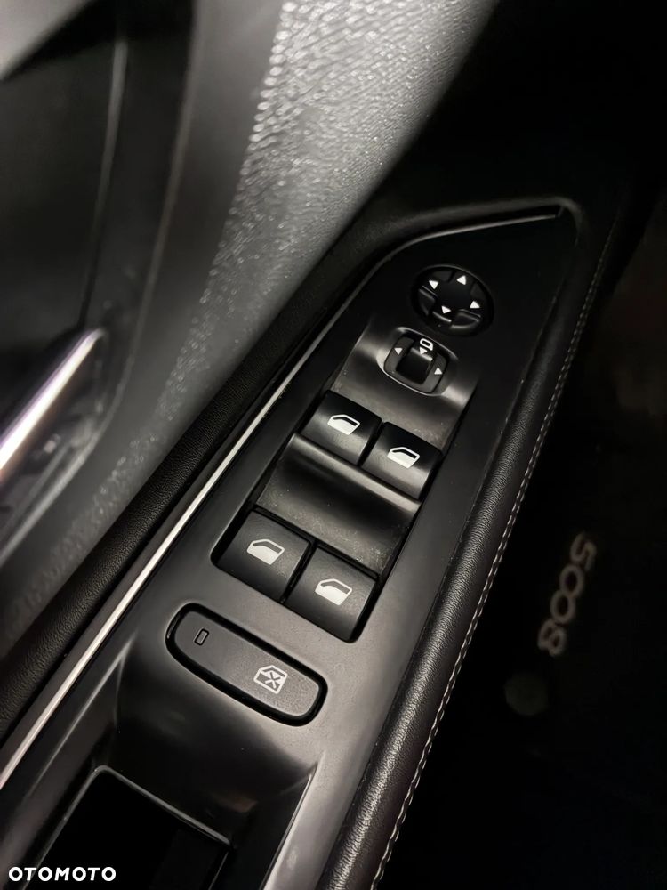 Peugeot 5008 1.6 PureTech Allure S&S EAT8 - 23