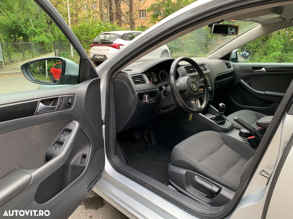 Volkswagen Jetta 1.6 TDI Blue Motion Technology Trendline - 9