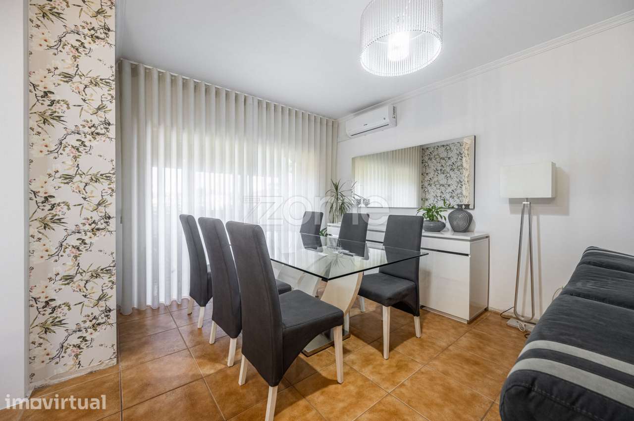 Apartamento T2 com garagem fechada e ar condicionado em Seide