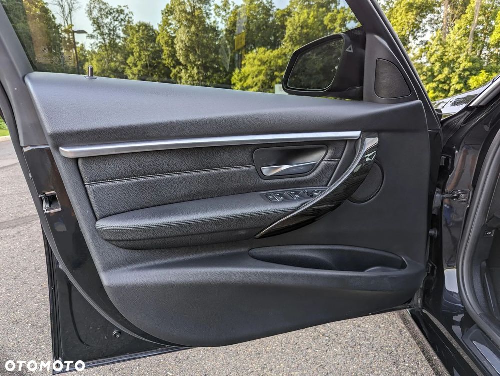 BMW Seria 3 330i xDrive Edition M Sport Shadow - 22