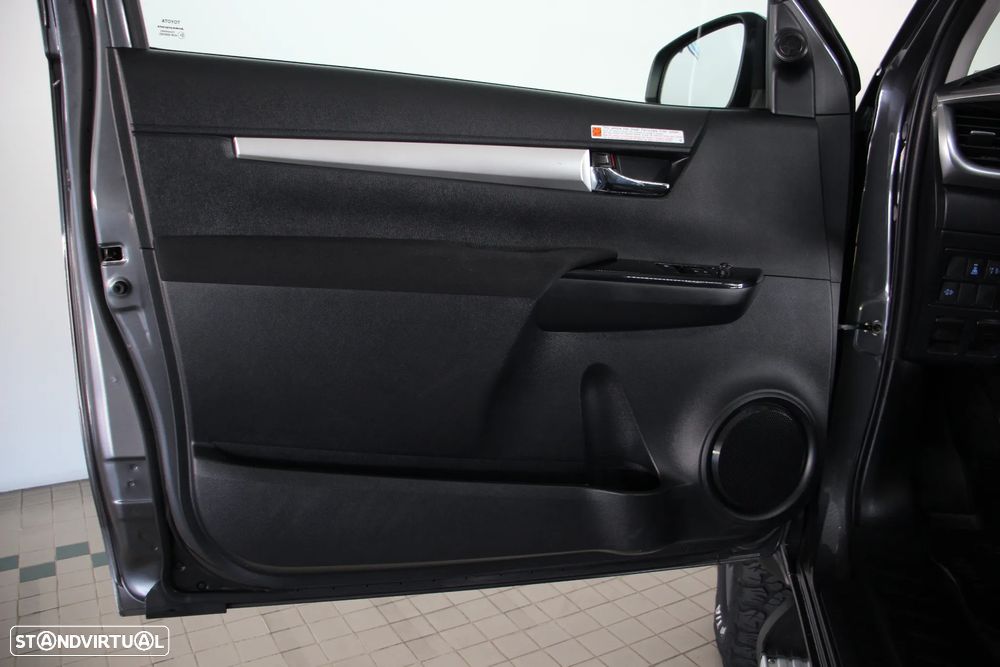 Toyota HILUX 2.4 D-4D 4WD CE Trial 3L - 5