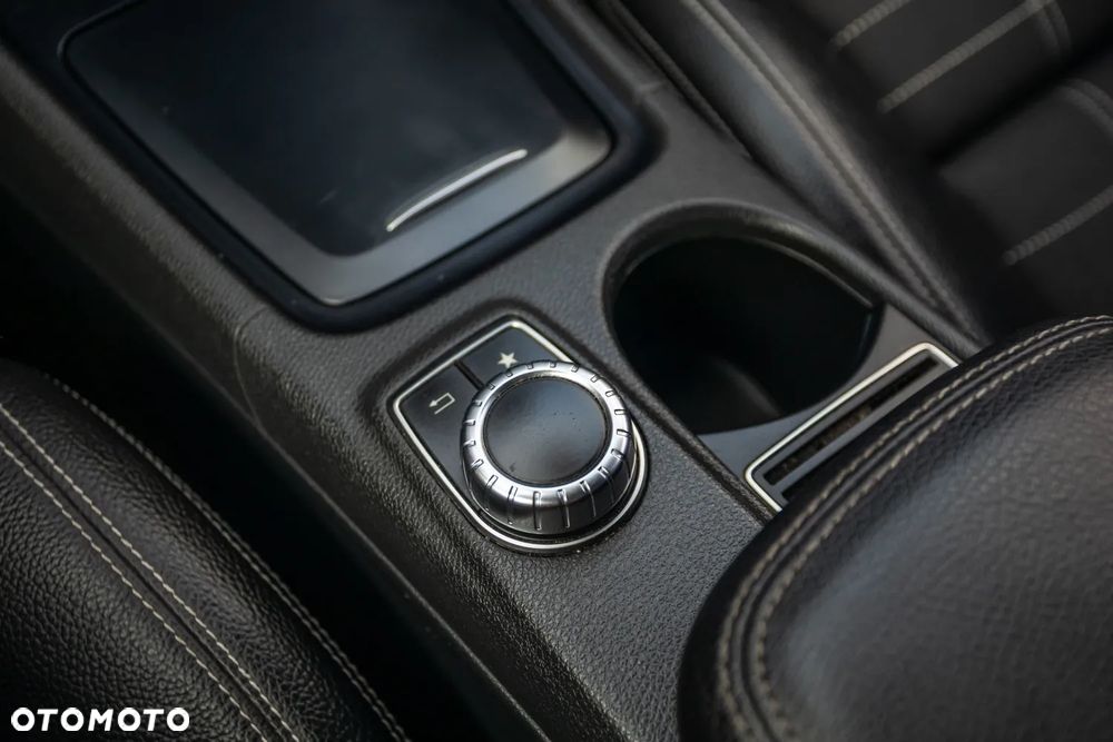 Mercedes-Benz CLA 180 7G-DCT - 24