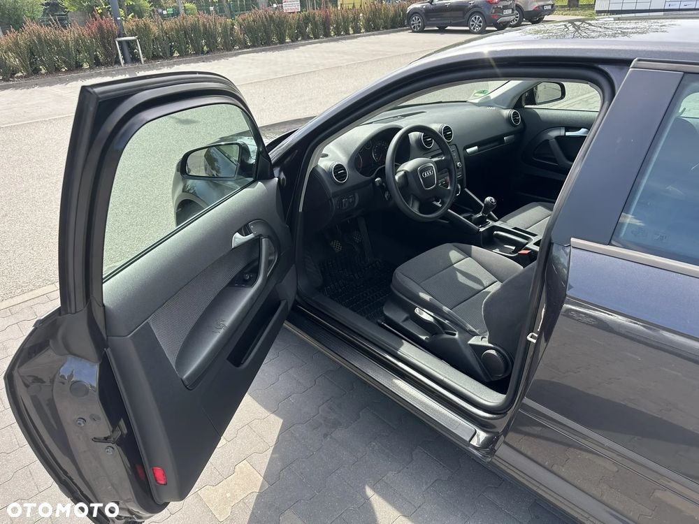 Audi A3 3-drzwiowe 1.6 Attraction - 9