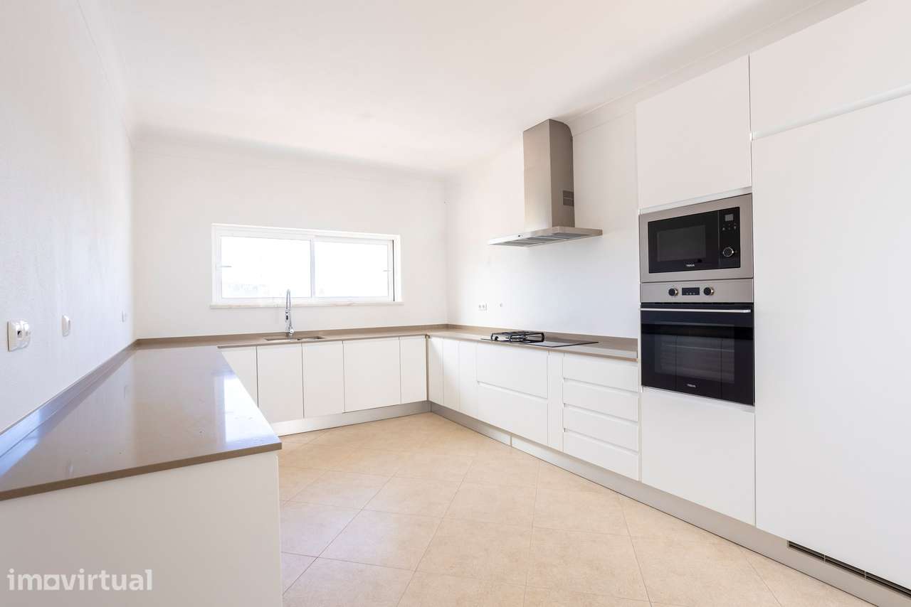 Moradia T4 Renovada com Vista Montanha | Parque da Floresta, Vila do B - Grande imagem: 3/49