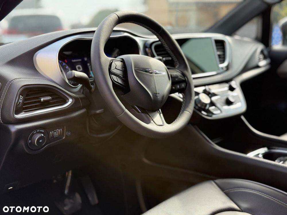 Chrysler Pacifica - 12